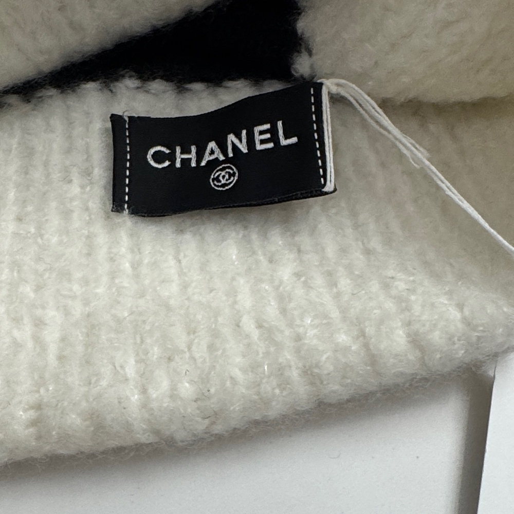 CHANEL Two-Tone Black and White Beanie - Picture 6 of 7